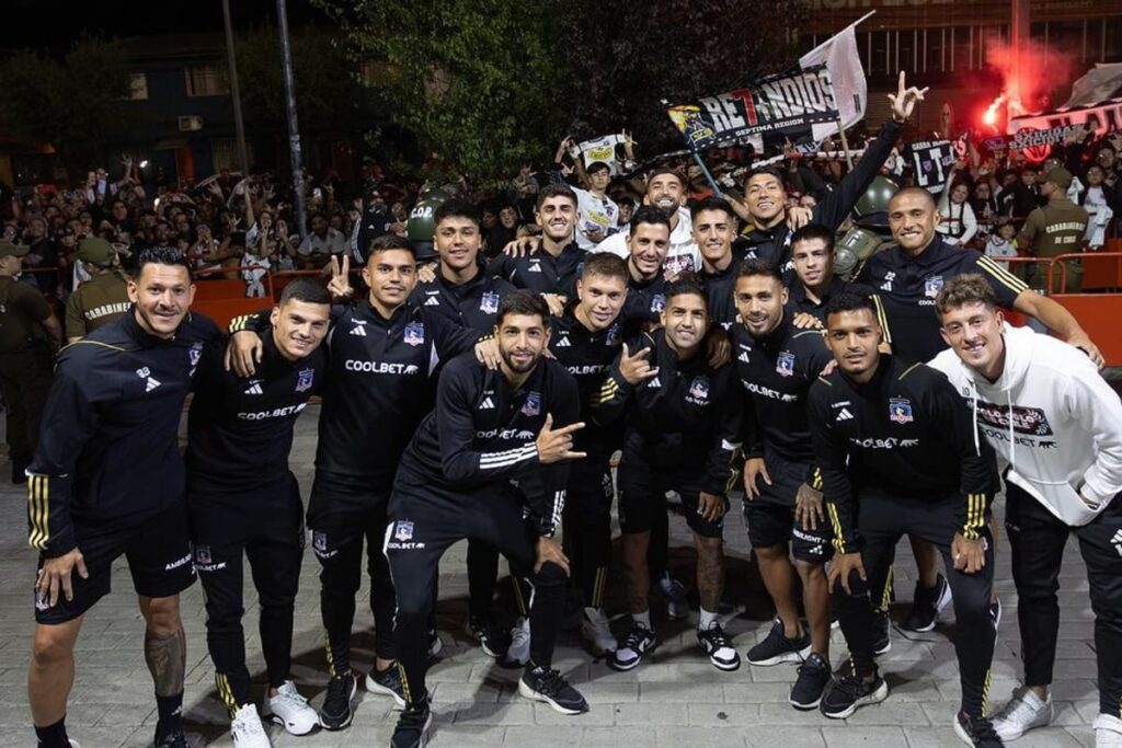 Plantel de Colo-Colo fuera del hotel de concentración en Chillán.