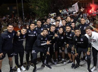 Plantel de Colo-Colo fuera del hotel de concentración en Chillán.