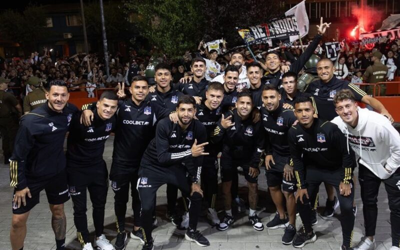 Plantel de Colo-Colo fuera del hotel de concentración en Chillán.