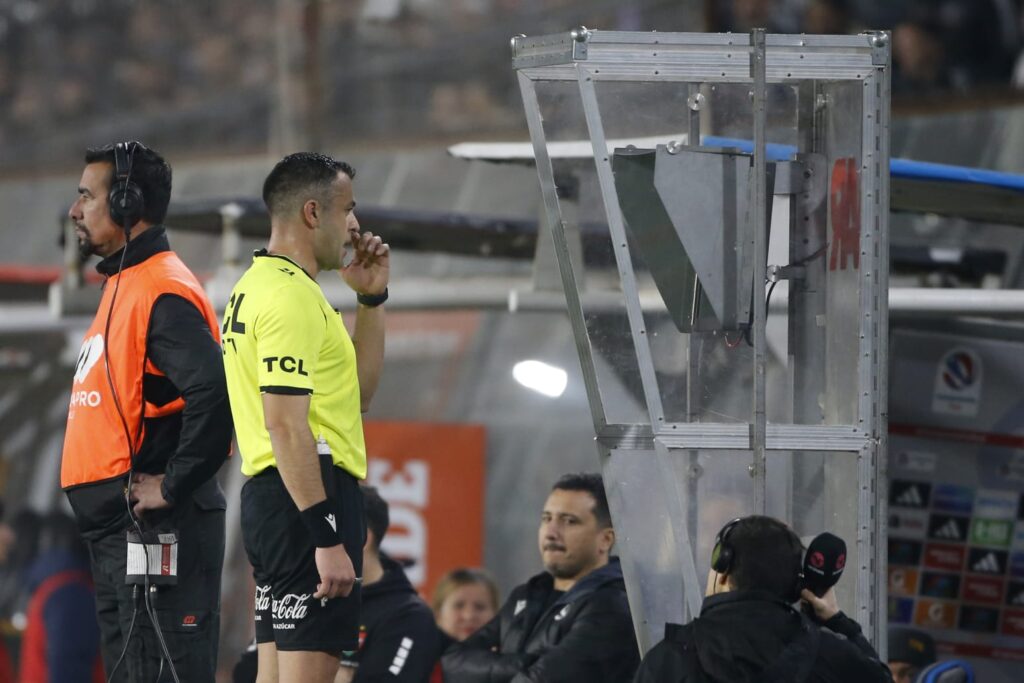 Diego Flores viendo el VAR durante el partido de Colo-Colo vs Palestino en el Estadio Monumental.