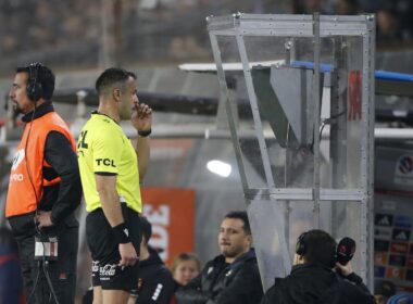 Diego Flores viendo el VAR durante el partido de Colo-Colo vs Palestino en el Estadio Monumental.