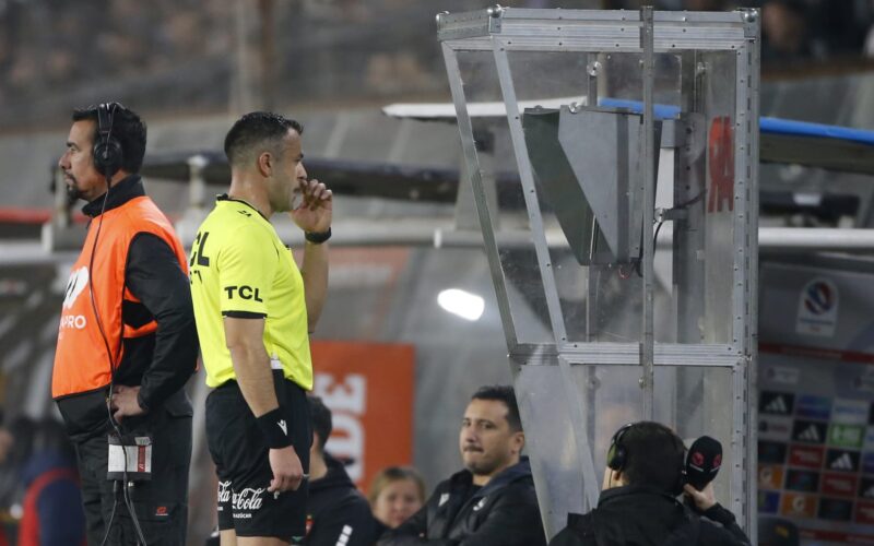 Diego Flores viendo el VAR durante el partido de Colo-Colo vs Palestino en el Estadio Monumental.