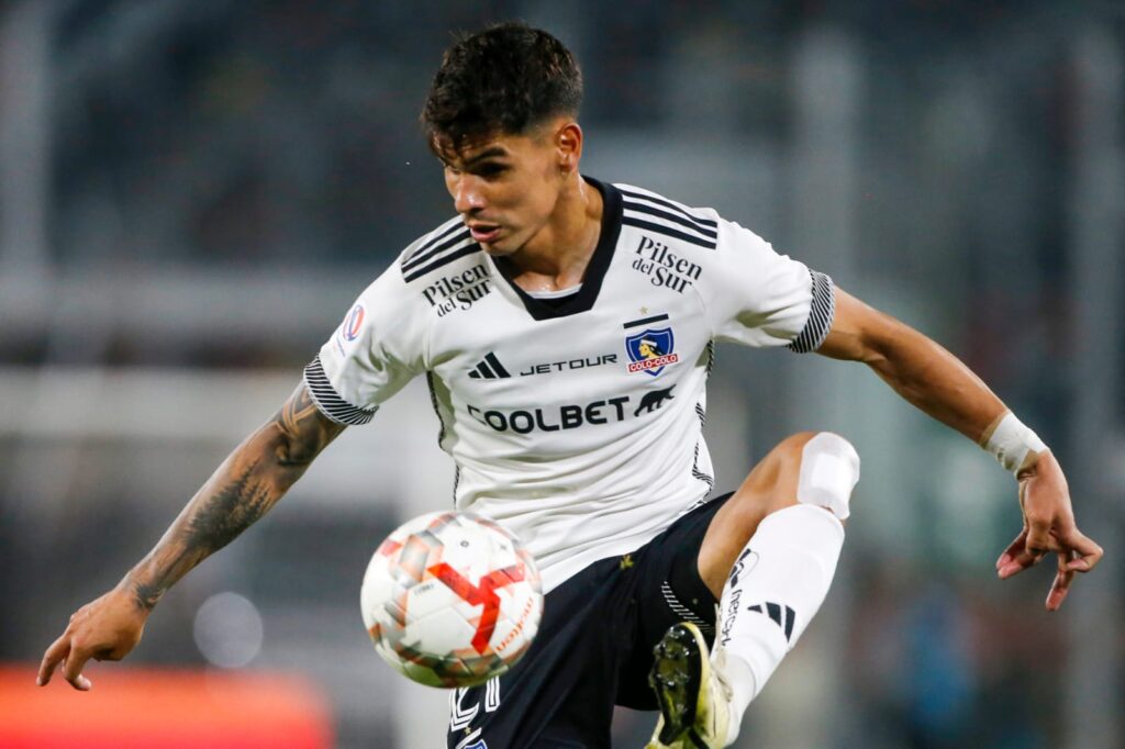 Primer plano a Erick Wiemberg con camiseta de Colo-Colo.