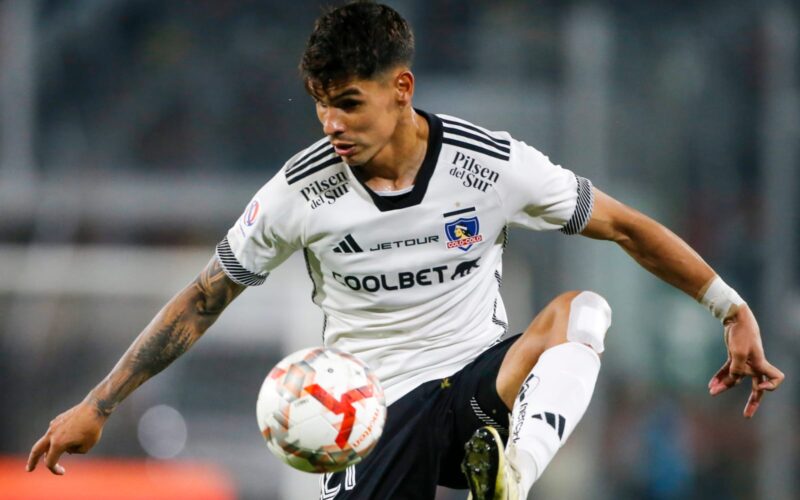 Primer plano a Erick Wiemberg con camiseta de Colo-Colo.
