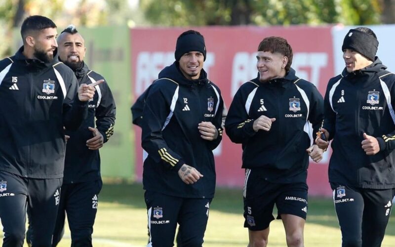Emiliano Amor, Arturo Vidal, Alan Saldivia, Leonardo Gil y Esteban Pavez durante un entrenamiento de Colo-Colo