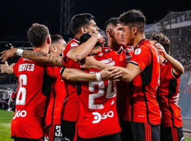 Plantel de Colo-Colo celebrando un gol con camiseta roja.