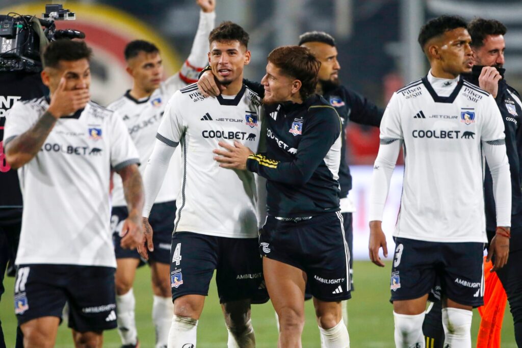 Jugadores de Colo-Colo saliendo del terreno de juego en el Estadio Monumental.