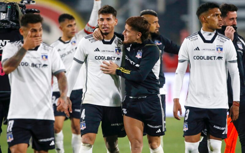 Jugadores de Colo-Colo saliendo del terreno de juego en el Estadio Monumental.