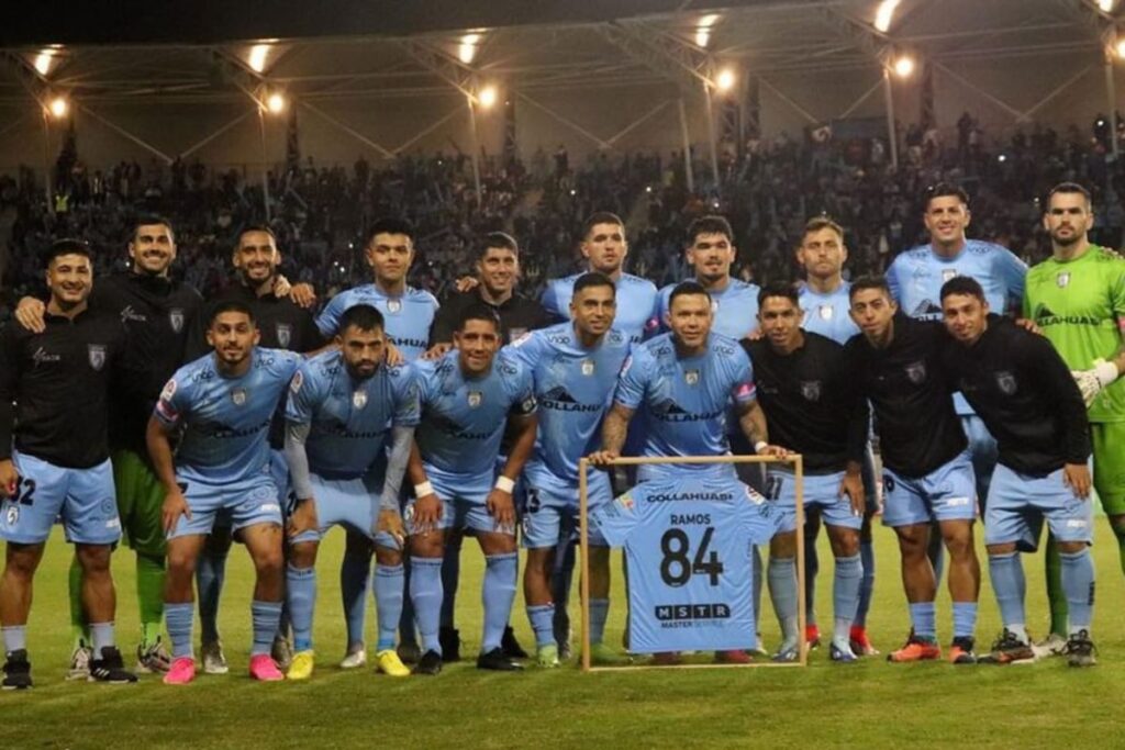Formación de Deportes Iquique con la camiseta conmemorativa de los 84 goles de Álvaro Ramos.