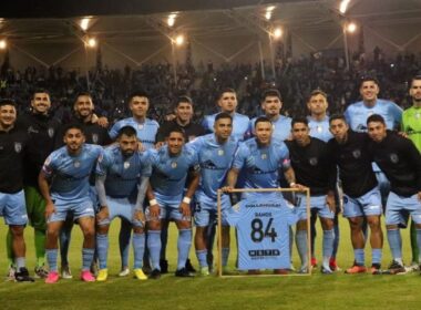 Formación de Deportes Iquique con la camiseta conmemorativa de los 84 goles de Álvaro Ramos.