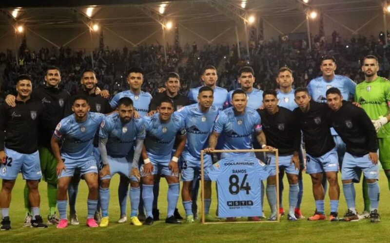 Formación de Deportes Iquique con la camiseta conmemorativa de los 84 goles de Álvaro Ramos.