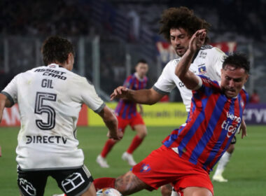 Leonardo Gil y Maximiliano Falcón disputando un balón frente a Cerro Porteño