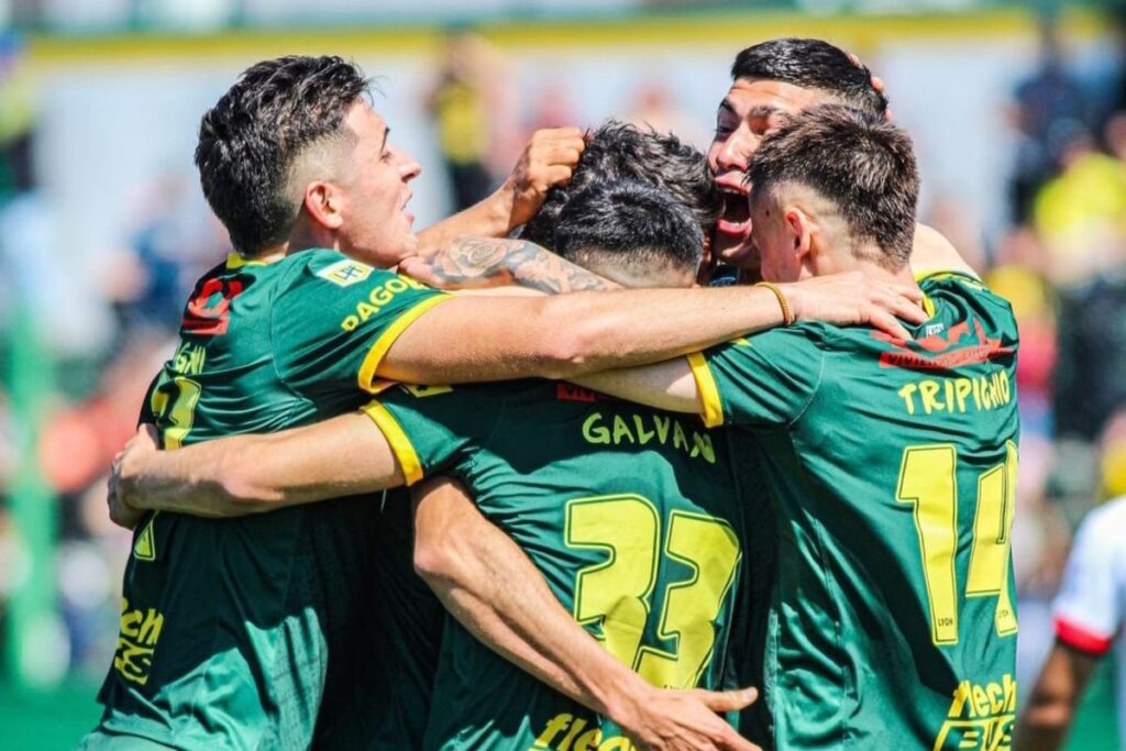 Defensa y Justicia celebrando un gol.