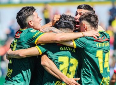 Defensa y Justicia celebrando un gol.