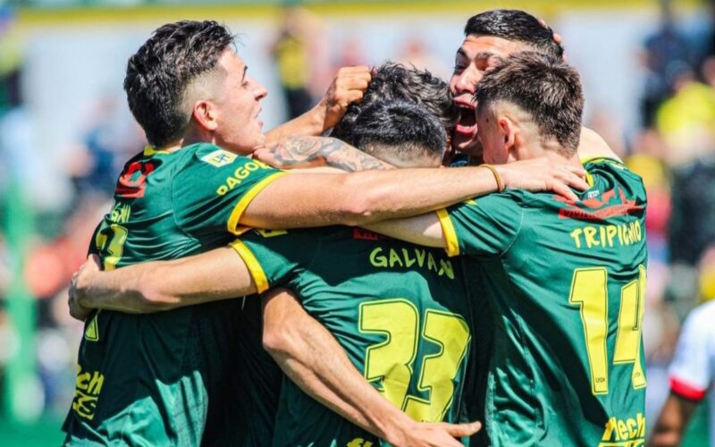 Defensa y Justicia celebrando un gol.