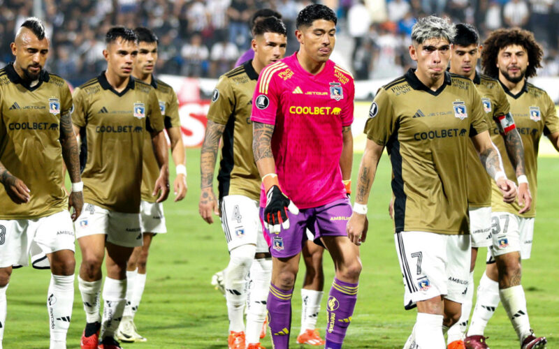 Jugadores de Colo-Colo tras terminar el primer tiempo frente a Alianza Lima