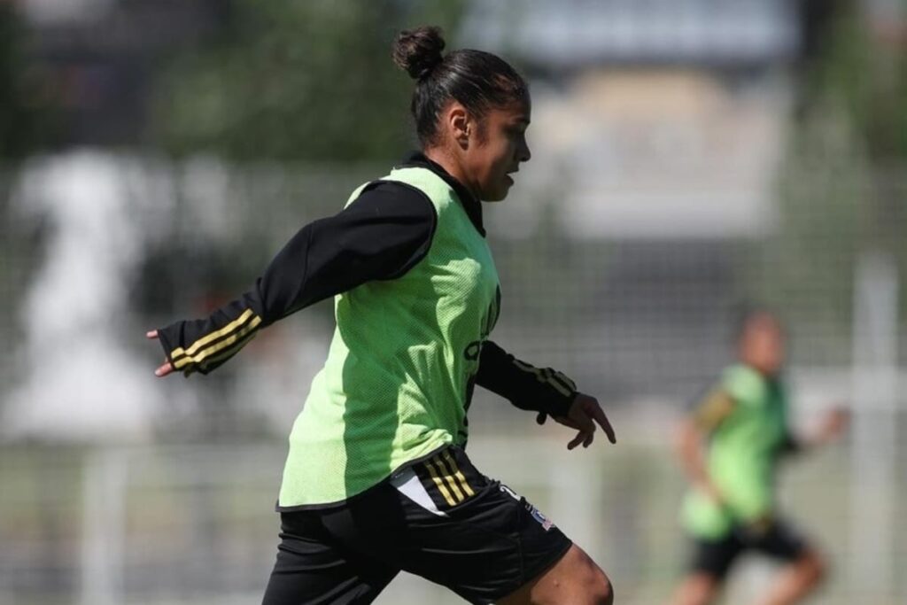 Diana Díaz entrenando con el plantel de Colo-Colo Femenino en el Estadio Monumental.