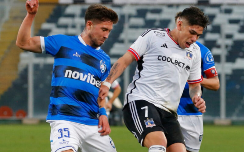 Carlos Palacios disputando el balón con Felipe Loyola durante el campeonato 2023