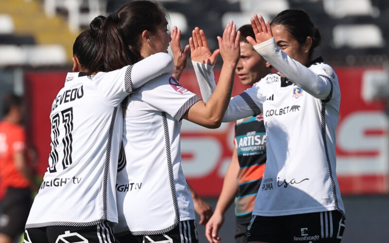 Jugadoras de Colo-Colo femenino celebrando un gol frente a Cobresal