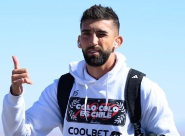 Primer plano a Emiliano Amor con polerón de Colo-Colo y un pulgar arriba.