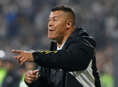 Primer plano a Jorge Almirón con indumentaria de Colo-Colo