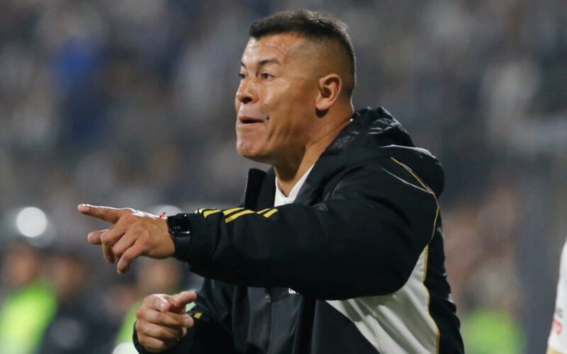 Primer plano a Jorge Almirón con indumentaria de Colo-Colo