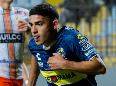 El jugador de Everton Braian Martínez celebra su gol contra Cobresal.