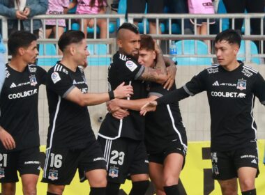 Jugadores de Colo-Colo abrazados celebrando un gol contra Deportes Iquique