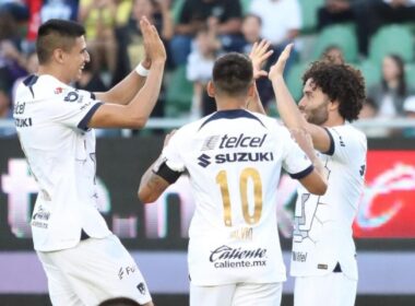 Pumas celebrando un gol con Eduardo Salvio en el fútbo mexicano.