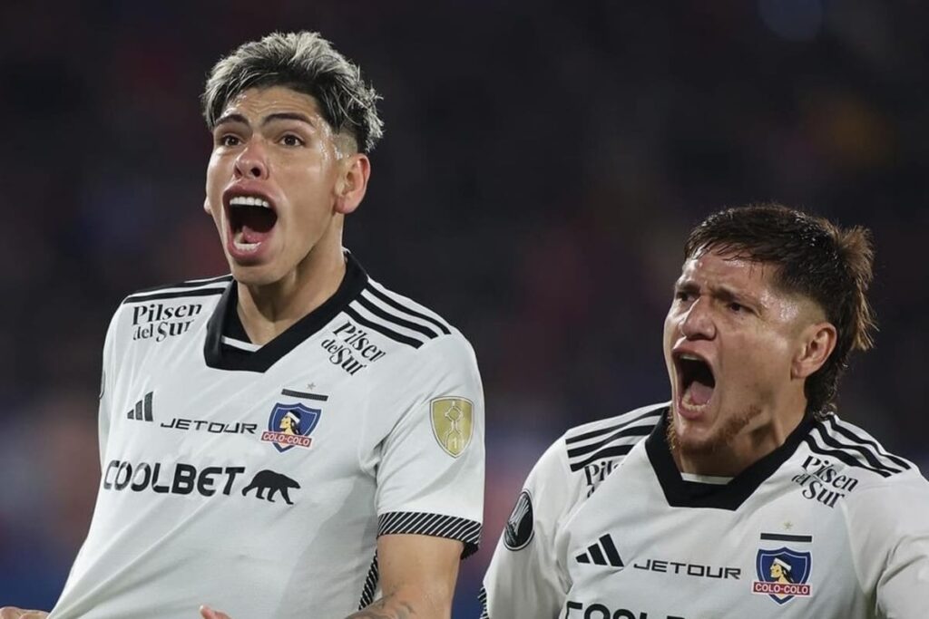Carlos Palacios y Leonardo Gil celebrando el gol de Colo-Colo vs Cerro Porteño.