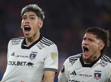 Carlos Palacios y Leonardo Gil celebrando el gol de Colo-Colo vs Cerro Porteño.