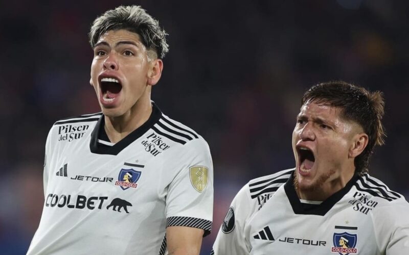 Carlos Palacios y Leonardo Gil celebrando el gol de Colo-Colo vs Cerro Porteño.