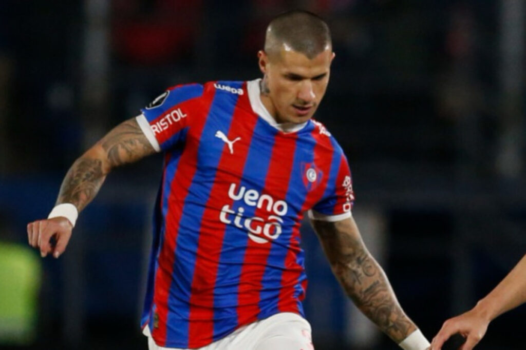 Alan Benitez en el duelo frente a Colo-Colo por Cerro Porteño.