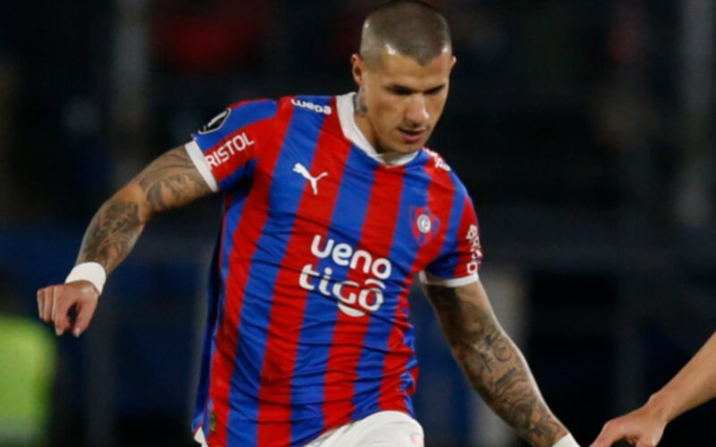 Alan Benitez en el duelo frente a Colo-Colo por Cerro Porteño.