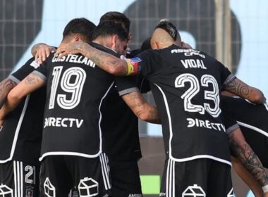 Plantel de Colo-Colo abrazado celebrando un gol en Iquique.