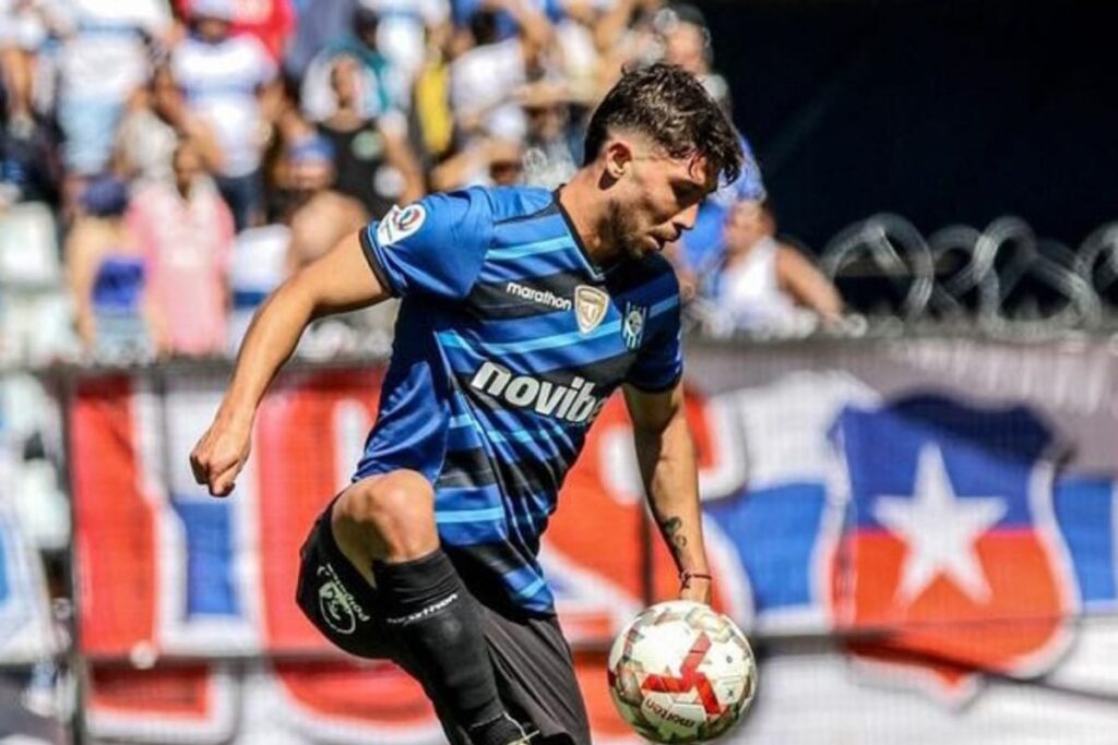 Felipe Loyola jugando con la camiseta de Huachipato