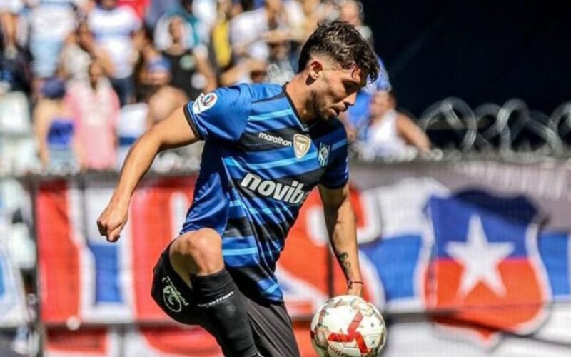 Felipe Loyola jugando con la camiseta de Huachipato