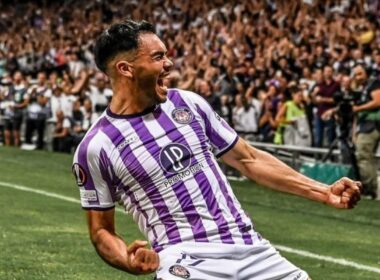 Gabriel Suazo celebrando un gol con Toulouse.