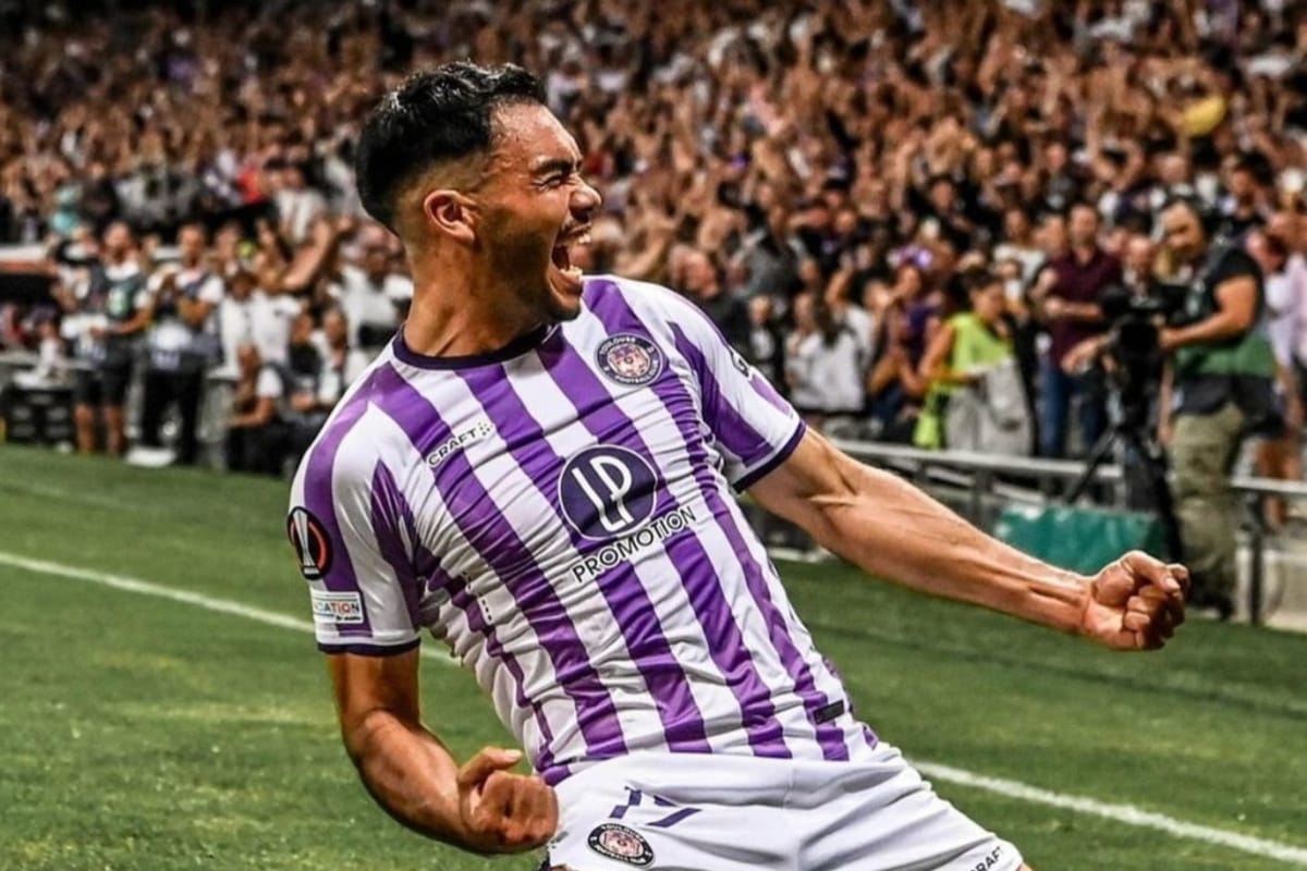 Gabriel Suazo celebrando un gol con Toulouse.