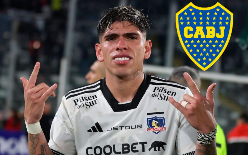 Primer plano de Carlos Palacios junto al escudo de Boca Juniors.
