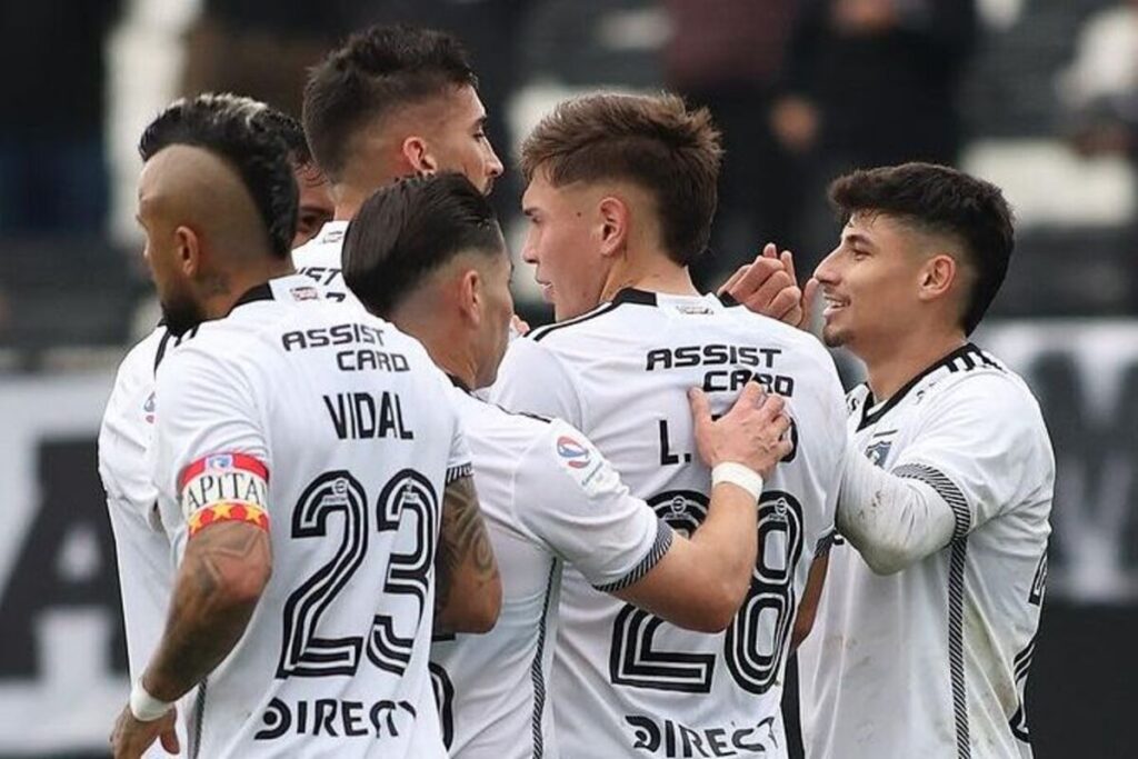 Jugadores de Colo-Colo celebrando un gol.