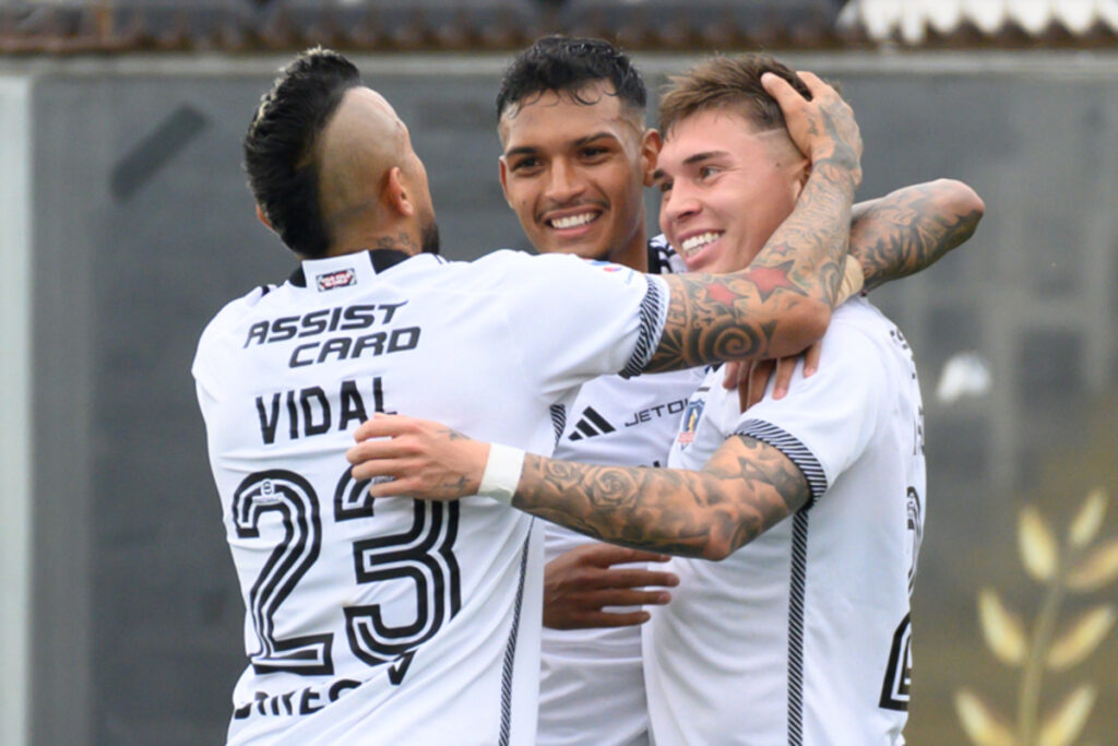 Futbolistas de Colo-Colo celebrando un gol frente a Club Deportes Quillón en Copa Chile.