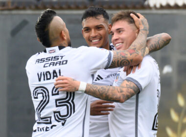 Futbolistas de Colo-Colo celebrando un gol frente a Club Deportes Quillón en Copa Chile.