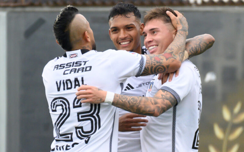 Futbolistas de Colo-Colo celebrando un gol frente a Club Deportes Quillón en Copa Chile.