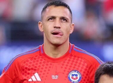 Primer plano de Alexis Sánchez con la camiseta de La Roja.