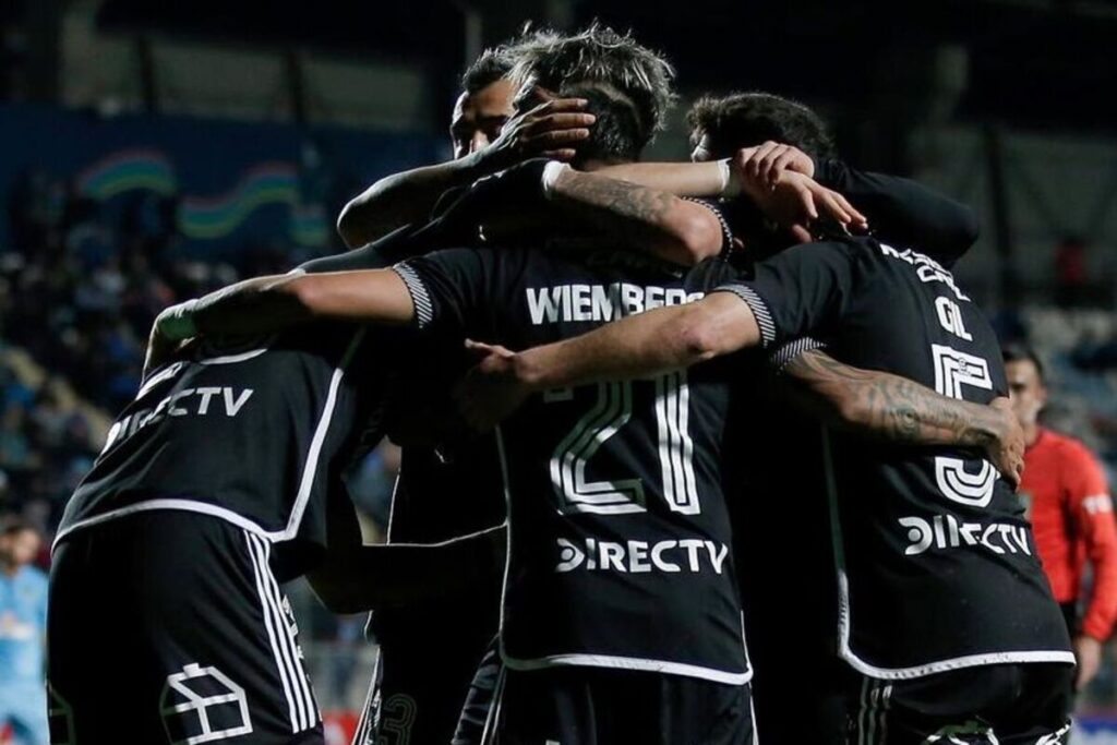 Jugadores de Colo-Colo abrazados.