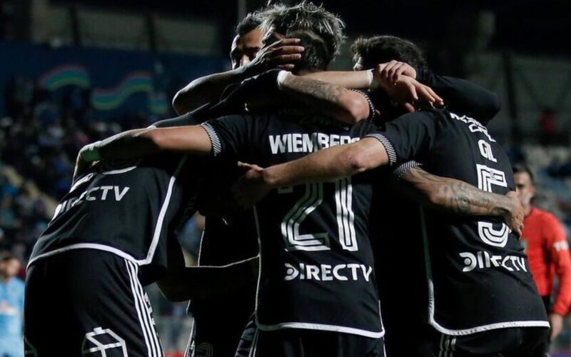 Jugadores de Colo-Colo abrazados.