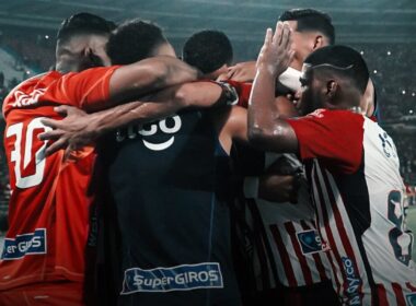 Jugadores de Junior de Barranquilla abrazados.