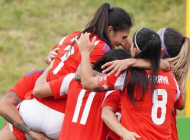Jugadoras de La Roja femenina abrazadas celebrando un gol.