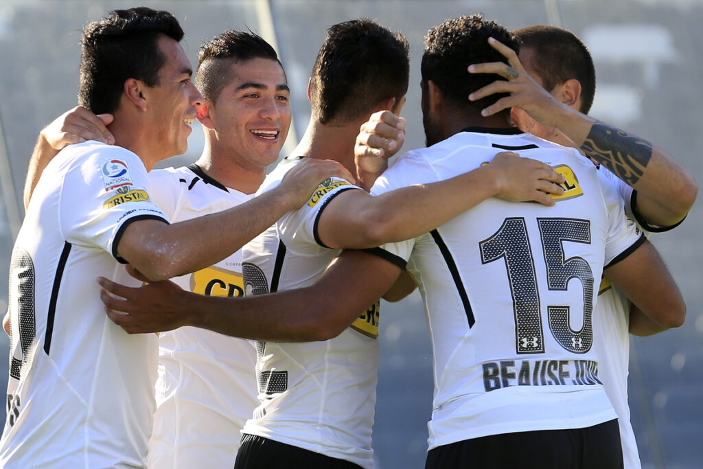 Jugadores de Colo-Colo celebrando un gol.